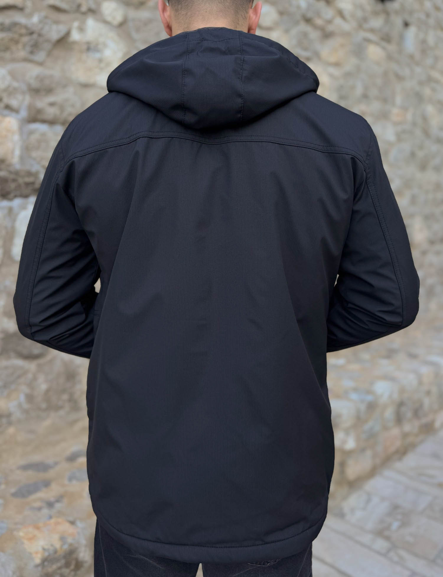 Ανδρικό μαύρο μπουφάν με κουκούλα και τσέπες D3113 φωτογραφία